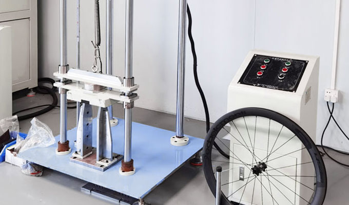 Spoke hole tensile pull-out test fixture